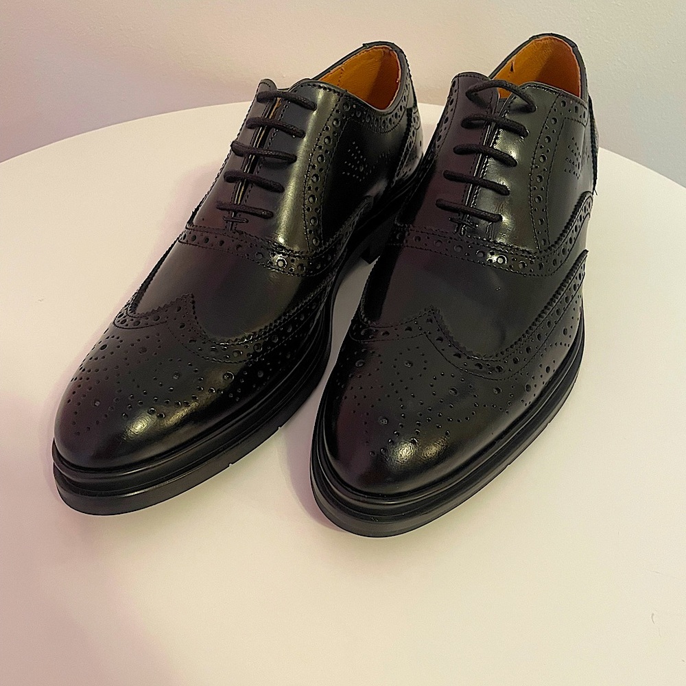 Brand NWOT VINTAGE FOUNDRY BLACK WING TIPS.  NEVER WORN BEFORE.  Size 10